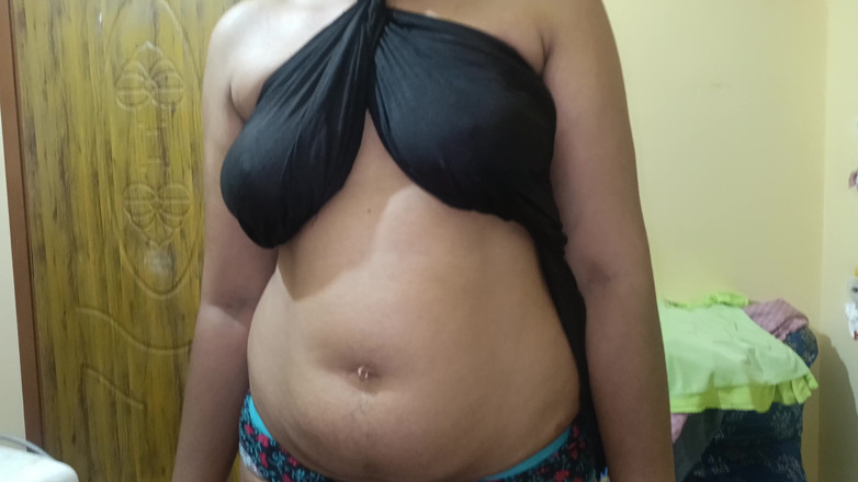 Pushpa studio: Královna piercingu s černou kundičkou podprsenkou