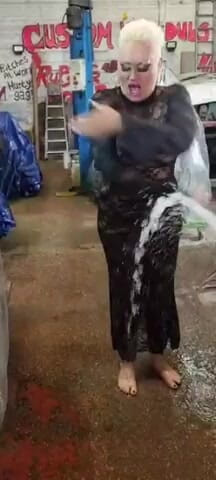 Riouksexy: Curvă umedă îmbrăcată în dantelă
