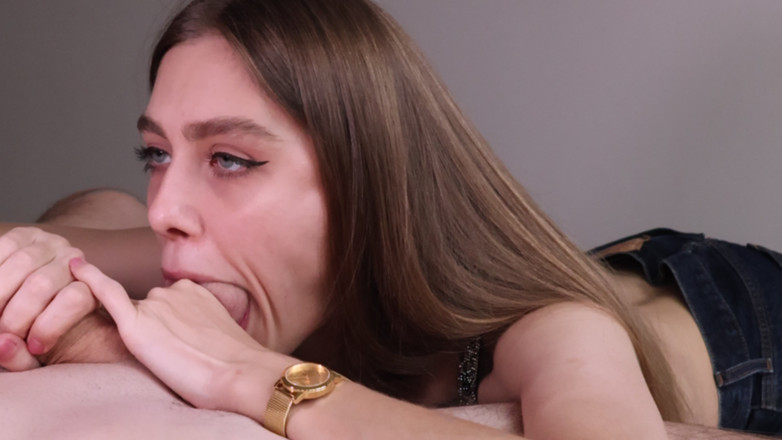DanaTella: La sorellastra mi fa uno scherzo succhiando testicoli