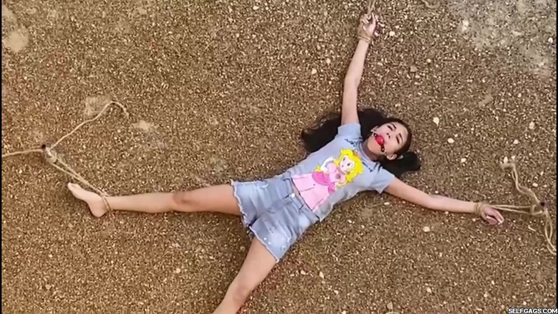 Selfgags Latina Bondage: Aburrida de 18 años quiere sexy manitas bondage (episodio 2 de 2)