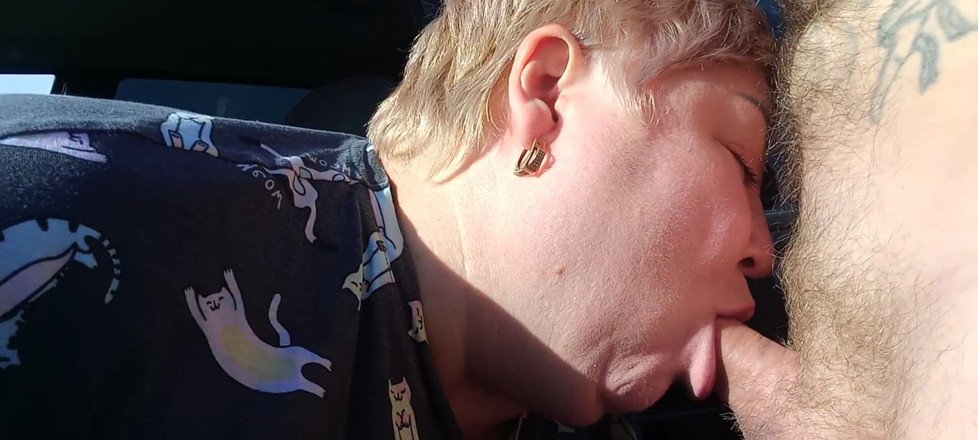 Zona901: Une salope suce une bite dans la nature et se...