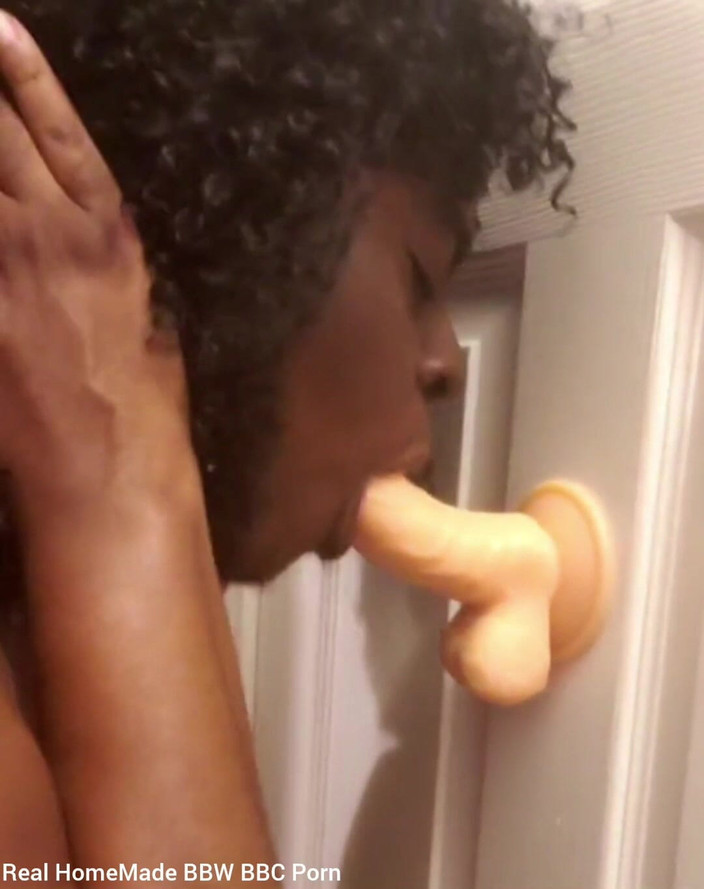 Super sexy ebony cuties: Si esercita nel succhiare il dildo montato nel pompino