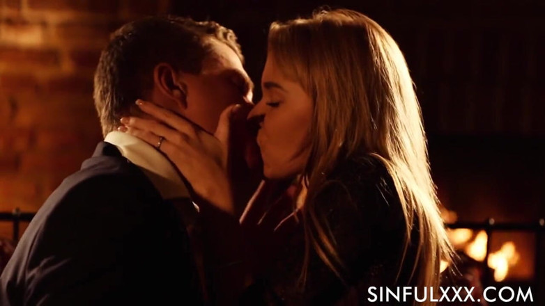 Sinfulxxx: Sexo romántico en el lugar de fuego por SinfulXXX