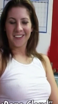 Madura morena lame goteando polla mojada sonriendo