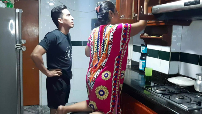 Aly: Aku lagi asik nyicipin memek ibu tiriku di dapur