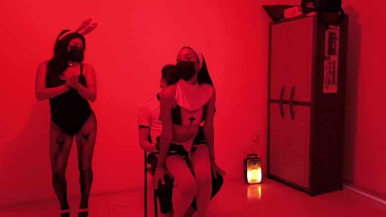 NEGRITA SEXY: Plachý kluk k narozeninám dostane smyslný tanec od dvou děvky...