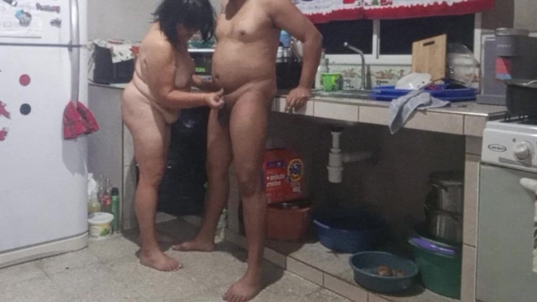 Milfta boohot: Üvey annem bana mutfakta ne kadar lezzetli veriyor