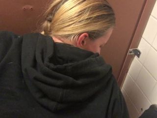 Teasey: 她在一个厕所里吮吸我的鸡巴
