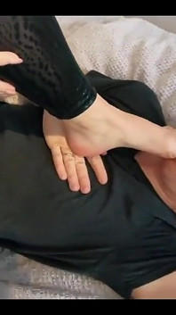 보지 핥기 오르가즘을 위해 소년의 얼굴에 앉아 있는 통통한 소녀들