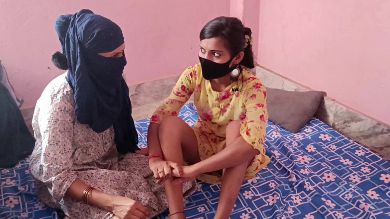 HousewifeGeeta: sauteli bahnon ne premi ke saath tin logon vaali chudaee...