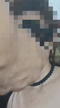 Volevo davvero succhiare il mio patrigno. Mentre mi comportavo male, mi metteva tutto in bocca.