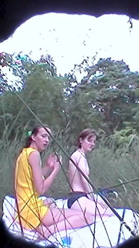 Seks lesbian basah di udara terbuka