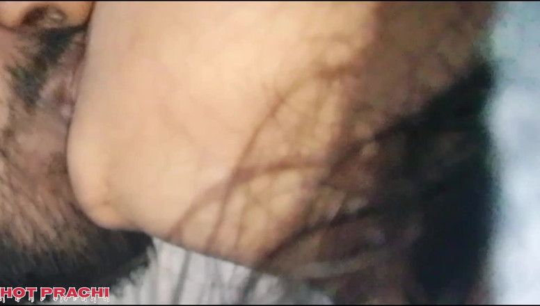 Hot prachi: Soție indiană matură scene de muie cu sărutări și futai dur