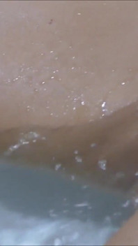 Ditalino All'orgasmo E Masturbazione Nuda Nel Bagno