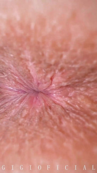 Üvey babam göt deliğimi koklamayı seviyor ve götümü videoya çekmeyi de seviyor yakın çekim