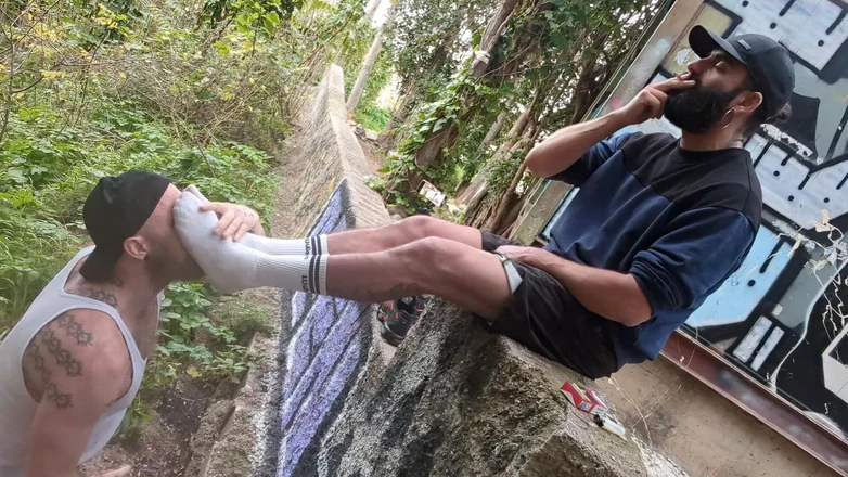 The Bearded Master: Cenicero, meo y pies. Maestro barbudo usando bola de pelo