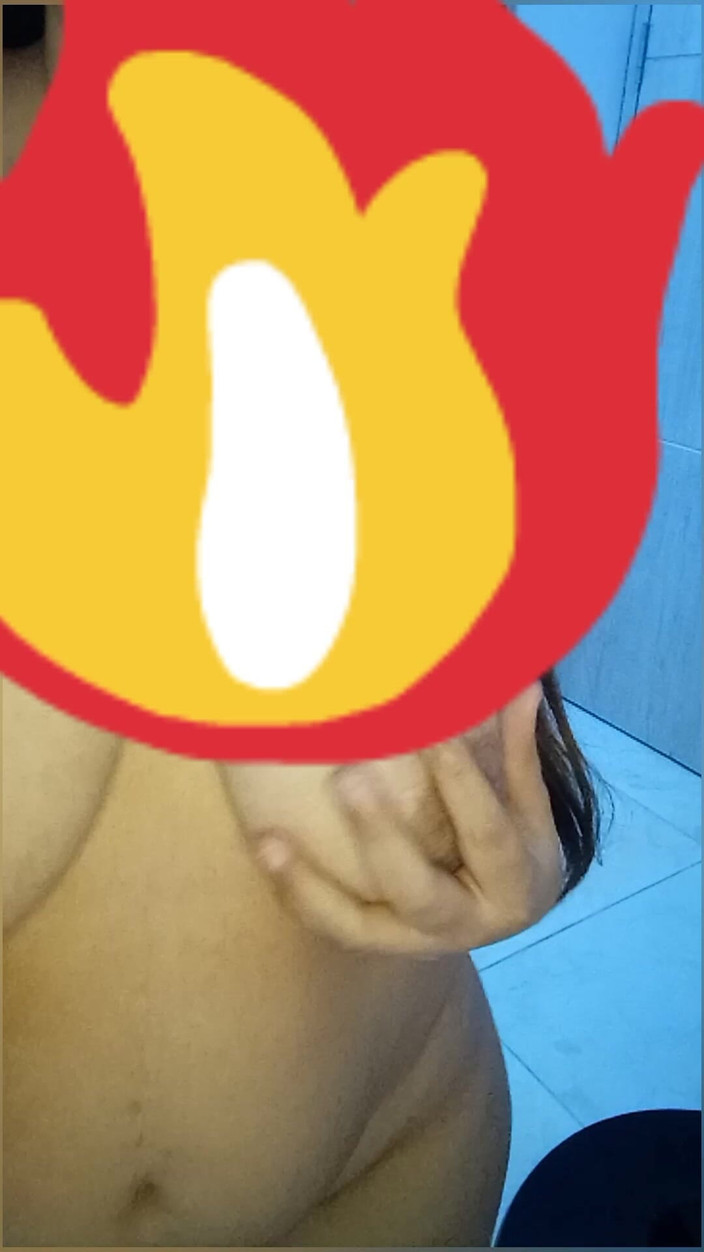 Jaky2023: Mama stopt je pik graag tussen haar tieten