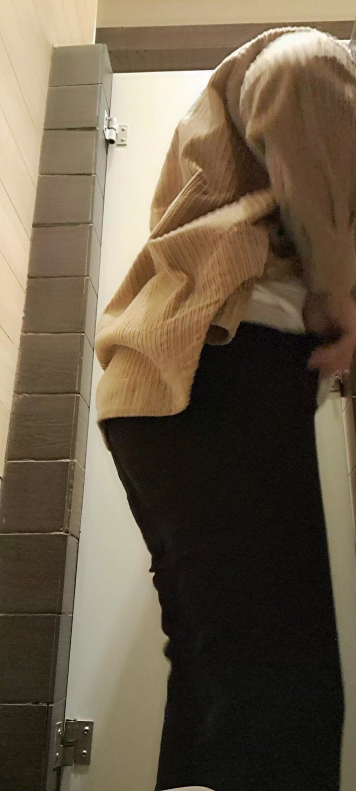 Mommy big hairy pussy: MILF s její chlupatou kundičkou hraje na klavír, Juicy