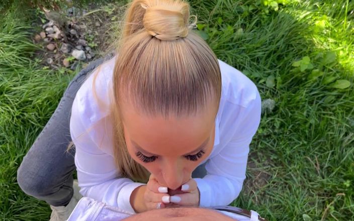 Femdom Sex: Blond slampa avsugning med ansiktsbehandling i trädgården