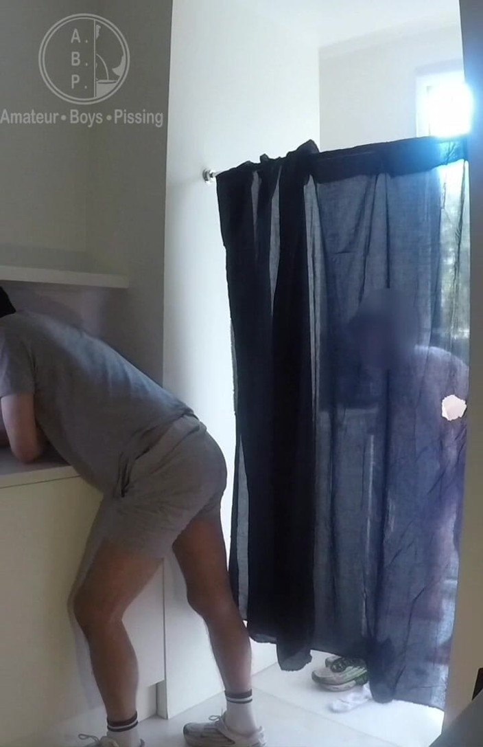 AmateurBoysPissing: 2 Garçons Amateurs S’amusent Dans La Cuisine À Se Pisser Dessus