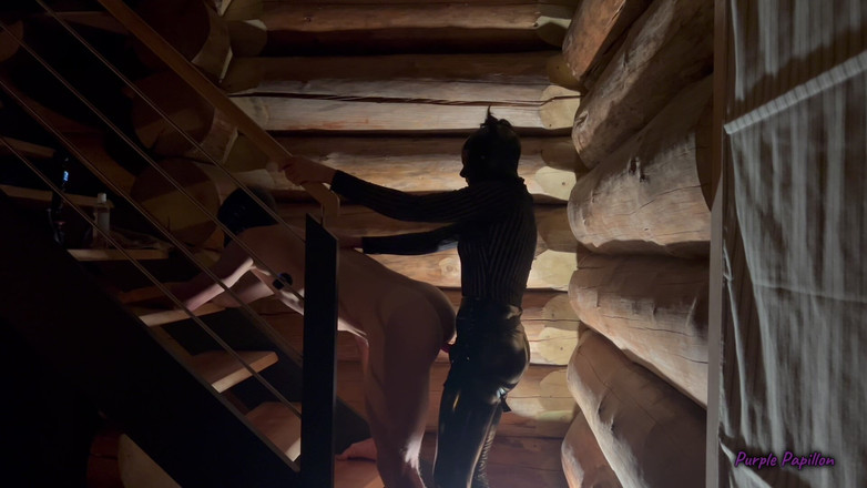 Purple Papillon: Donker vastpinnen op de trap met een roze dildo