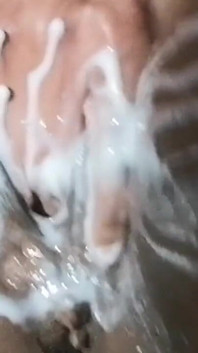이 두 의붓여동생 중 그녀가 완전히 채워질 때까지 그녀의 필사적인 구멍에 흠집이 나는 이상한 물체를 얻는 것은 무엇일까요?