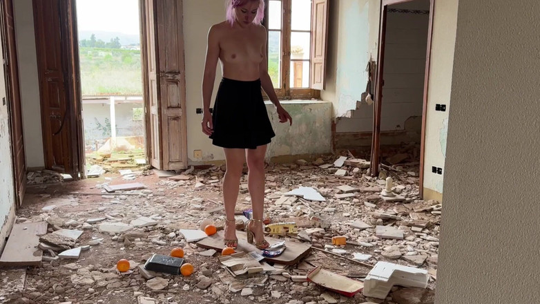 DINA LIGHT: Écrasée sous des talons