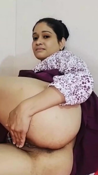 Pantat dan memek tante seksi ini dientot habis-habisan sama timun