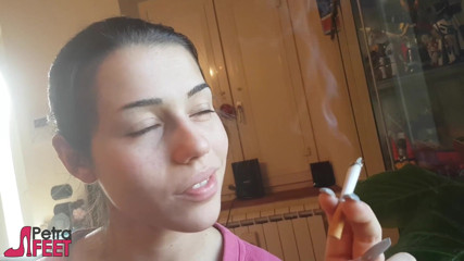 Smokin Fetish: Tentadora chica italiana fuma un cigarro en un video de...