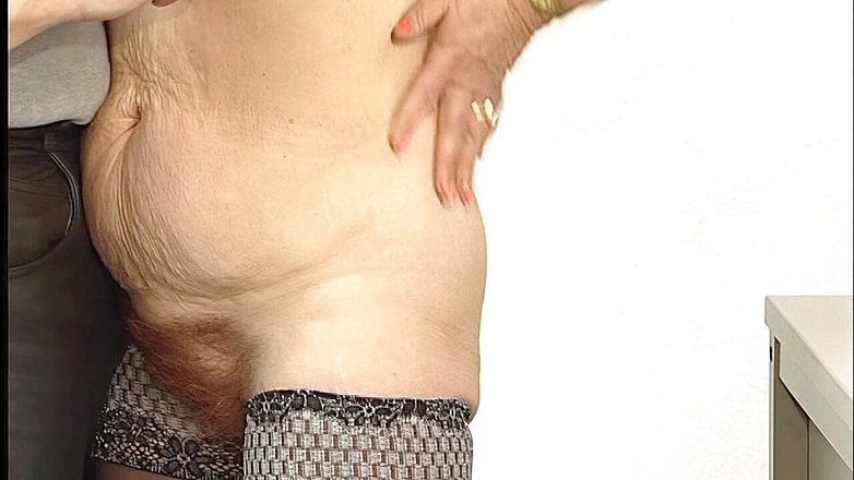 VintageXMovies: Бабусю пестять пальцями, а потім трахають