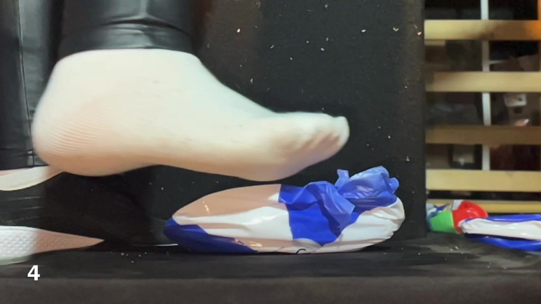 BeachBallsDuo: 백인 양말을 신은 7명의 블루 미니 비치볼을 훔쳐보는 Bigbootylucy!