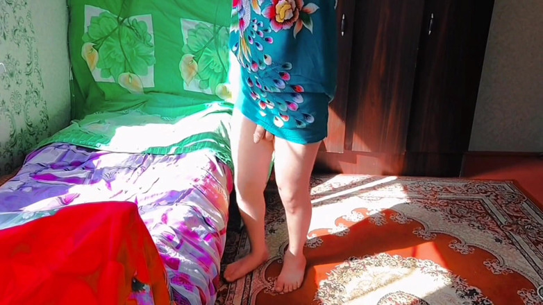 Kitty_Cross: Suave femenina Femboy estirando piernas en traje de yoga
