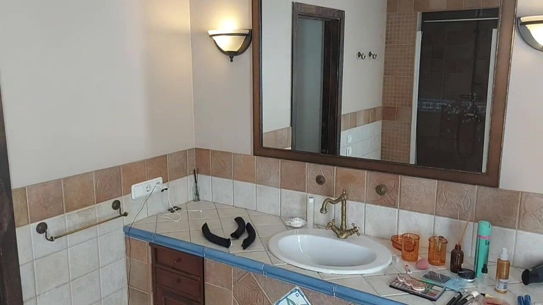 GinnaGg: MILF berbulu menemui alat penggetar dan memutuskan untuk menggunakannya dengan...