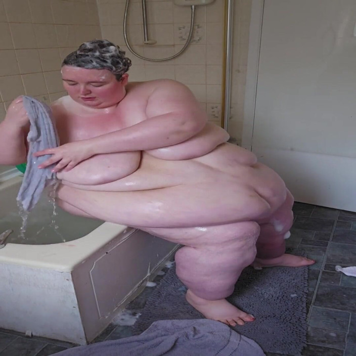 SSBBWLadyBrads: Grandota incapaz de bañarse parte 2 en el baño