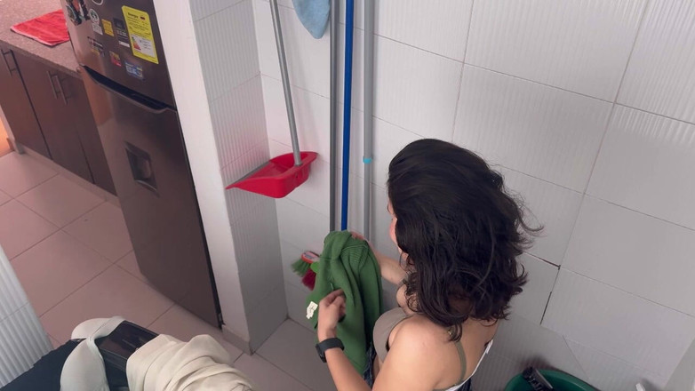 scarlettandc: レズビアンが洋服の部屋でファックする