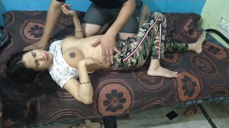 Indian Muslim Couple: Indischer ehemann und ehefrau nach der dunkelheit eine nacht mit...