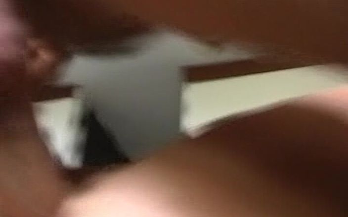 Enjoy German porn: 幸运的家伙乱搞两个惊人的业余德国青少年