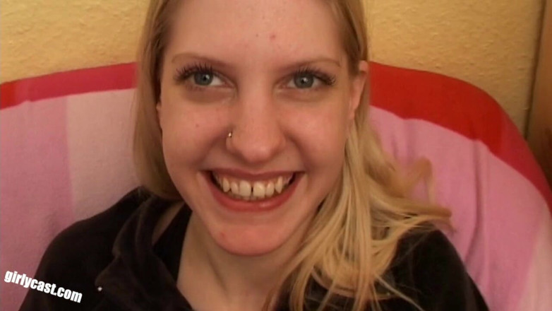 Girlycast: Teen Kati má první velké černé péro, zatímco její přítel se...