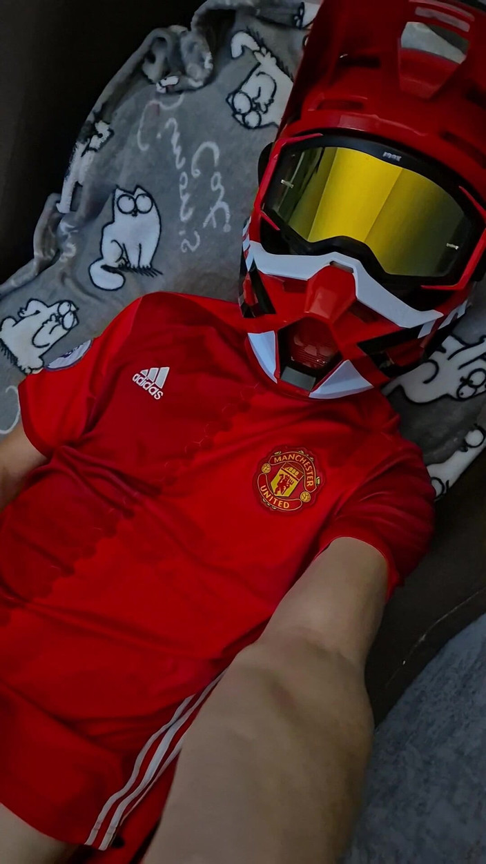 Sneakersmax98: टी-शर्ट पर बड़ा लंड वीर्य छोड़ता है