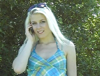 Flash Model Amateurs: Blonďatá teenagerka ve venkovní smyslné sólové scéně venku