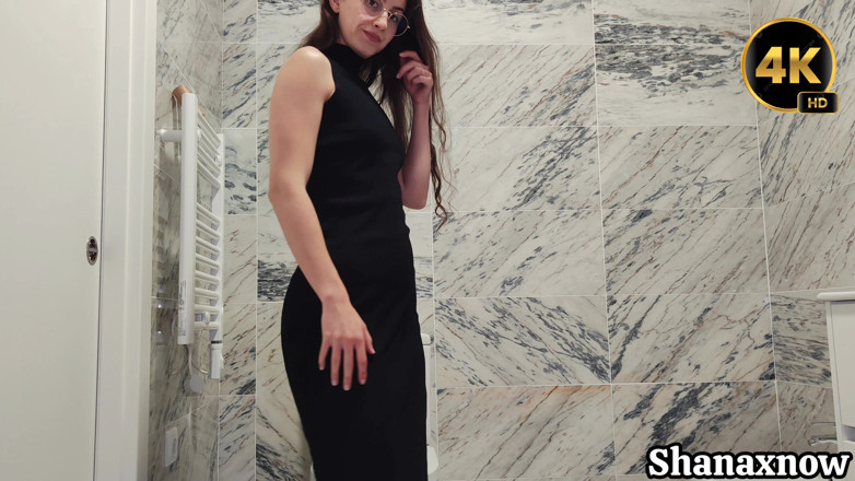 Shanaxnow: 4K Toilet Fetish Ass Worship Spreading Spanking Open for You