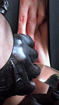 Skleněný robertek v roztažené kundě pod očima Baphomet