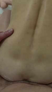 她甜美的屁股伸得太宽了，在家里像个婊子一样被粗暴地干