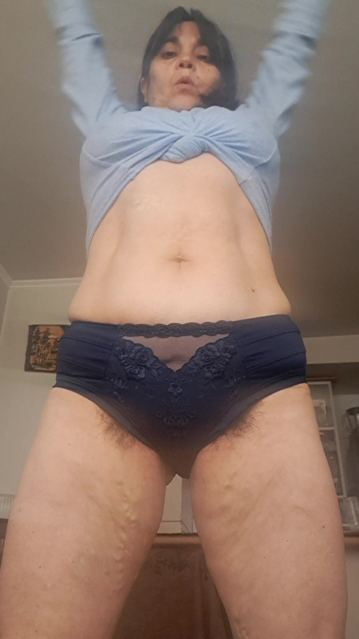Mommy big hairy pussy: Manželka se protahuje a ukazuje něco víc