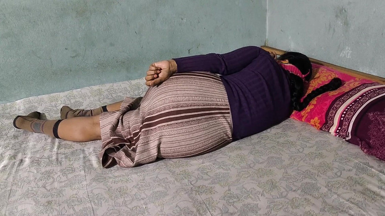 SAFI TV: मैं उसे उसके कमरे में आराम करते हुए देखता हूं । मैंने उसे गले लगाया और उसे चोदना शुरू कर दिया