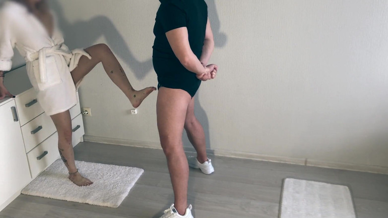 Amateur_fetish: Тинка пытает яйца 1 | ракурс 2