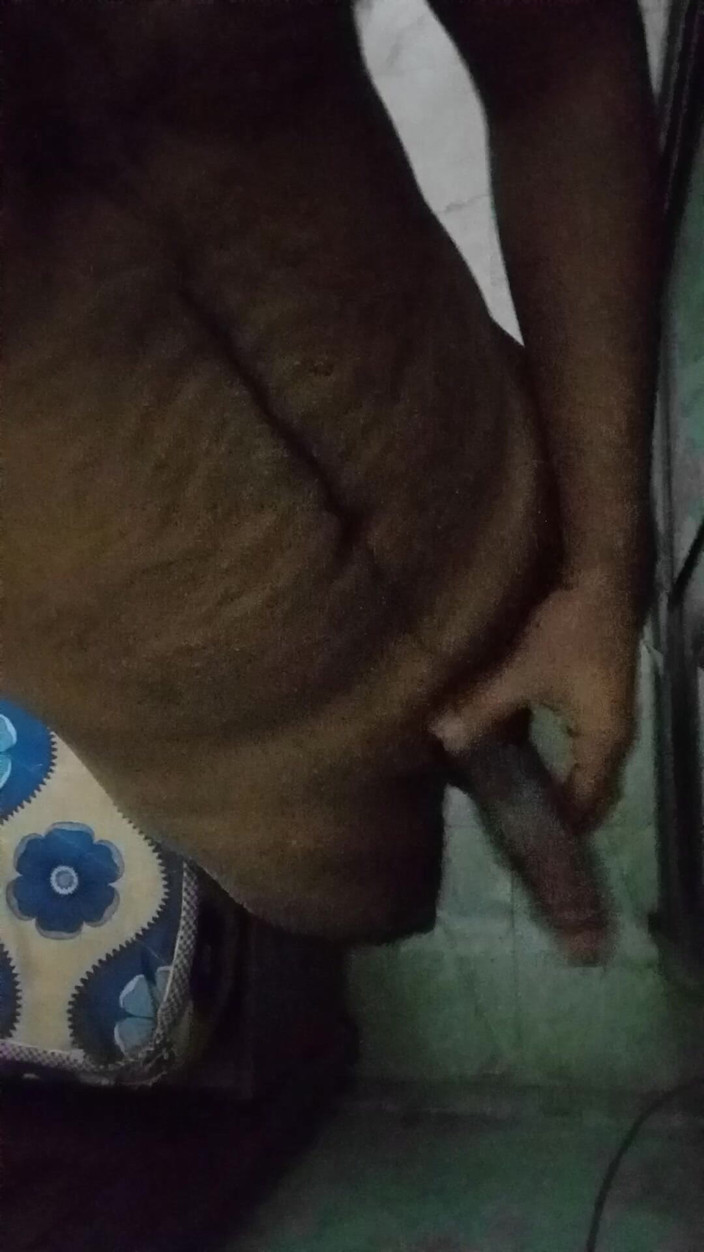 Raaz26d: Desi svalnatý chlapec si naolejoval ptáka a masturbuje před zrcadlem...