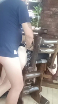 Seks threesome di bar