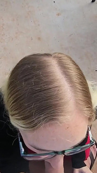 Quickie luar ruangan: si cantik rambut merah lagi asik nyepong kontol di luar ruangan!