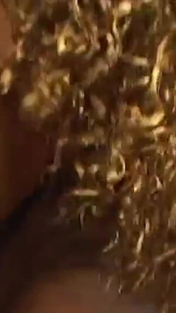 Cette jolie salope noire excitée adore prendre une grosse bite noire dans sa petite chatte étroite.